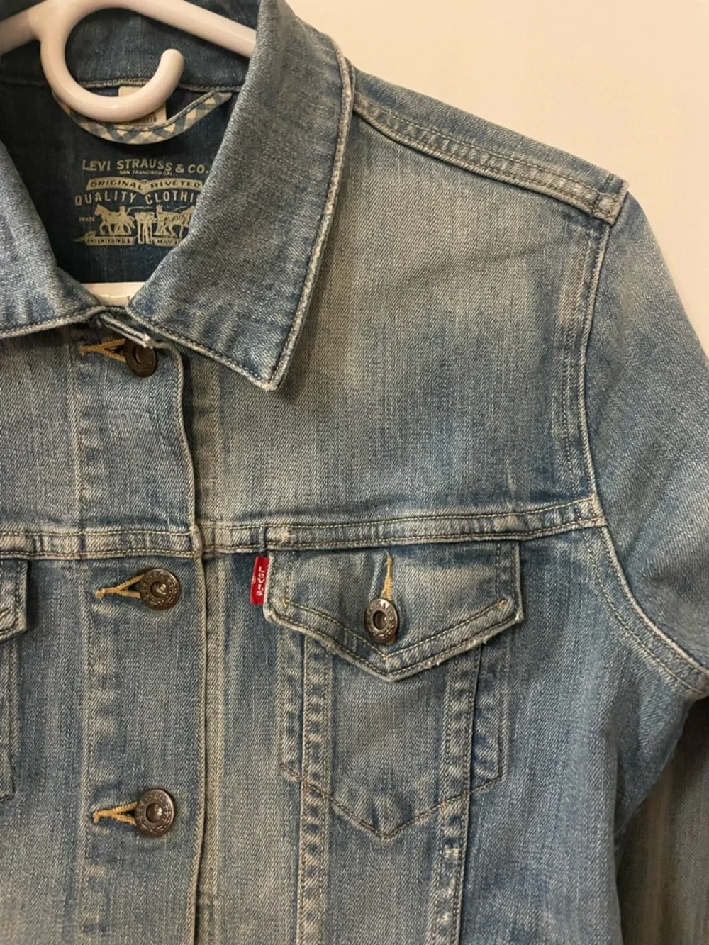 Levi’s Women’s Fitted Denim Trucker Jacket – Light Wash – Size S/P